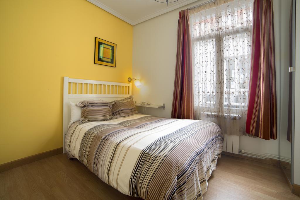 מדריד Hostal Adriano מראה חיצוני תמונה